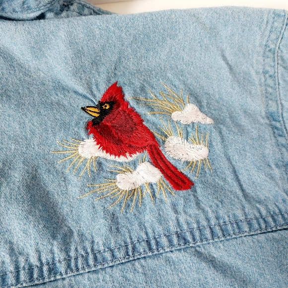 Cardinal Snowy Winter/Christmas Chambray/Denim Shirt size Large Passion - Picture 5 of 9